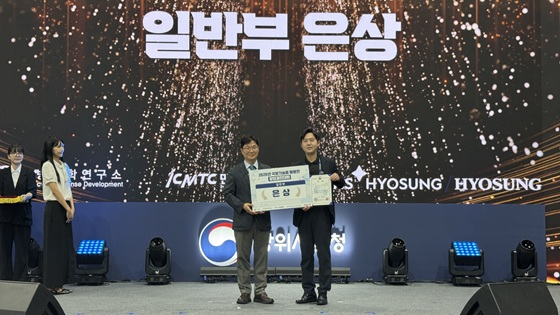 이성용 폴라펄스 대표(사진 오른쪽)가 '2026 국방기술을 활용한 창업경진대회'에서 은상을 받고 기념사진을 촬영 중이다/사진제공=폴라펄스