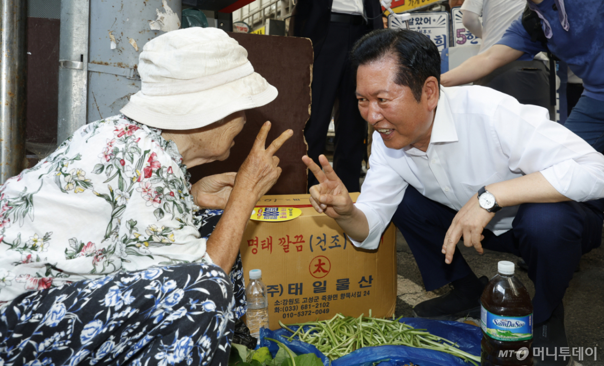 (광주=뉴스1) 김태성 기자 = 정청래 더불어민주당 대표 후보가 4일 전남광주통합특별시 북구 말바우시장을 방문해 상인들과 인사를 나누고 있다. 2026.8.4/뉴스1  Copyright © 뉴스1. All rights reserved. 무단 전재 및 재배포,  AI학습 이용 금지. /사진=(광주=뉴스1) 김태성 기자