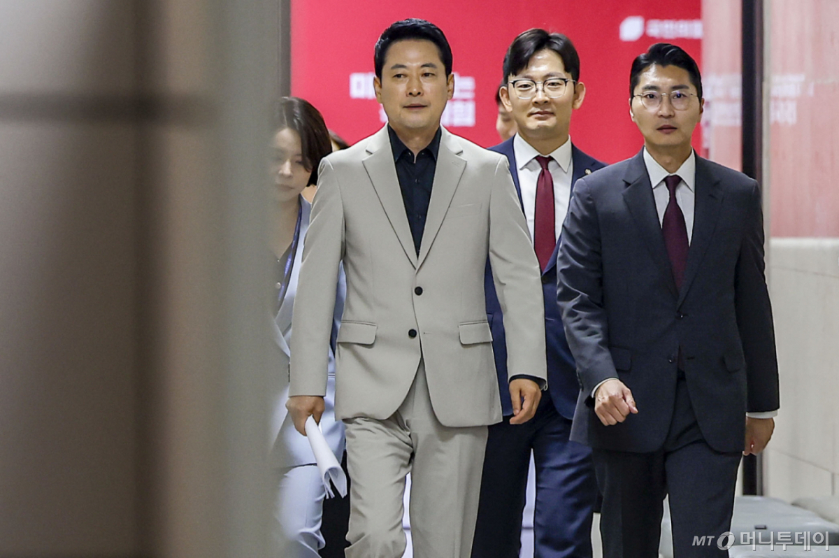 [서울=뉴시스] 정병혁 기자 = 장동혁 국민의힘 대표가 4일 서울 여의도 국회에서 현안관련 기자회견을 하기위해 이동하고 있다. 2026.08.04. jhope@newsis.com /사진=정병혁