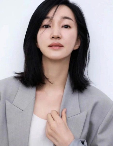 배우 수애(46·본명 박수애)가 새 프로필 사진을 공개했다./사진=수애 소속사 SNS