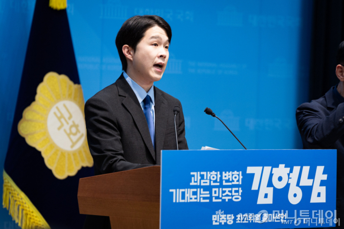 김형남 전 더불어민주당 서울시장 경선후보가 3일 서울 여의도 국회 소통관에서 최고위원 출마 선언 기자회견을 하고 있다. /사진=뉴스1