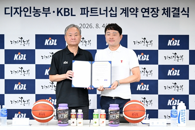 업무협약식에 참석한 유재학 KBL 경기본부장(왼쪽)과 김요섬 (주)디자인농부 대표. /사진=KBL
