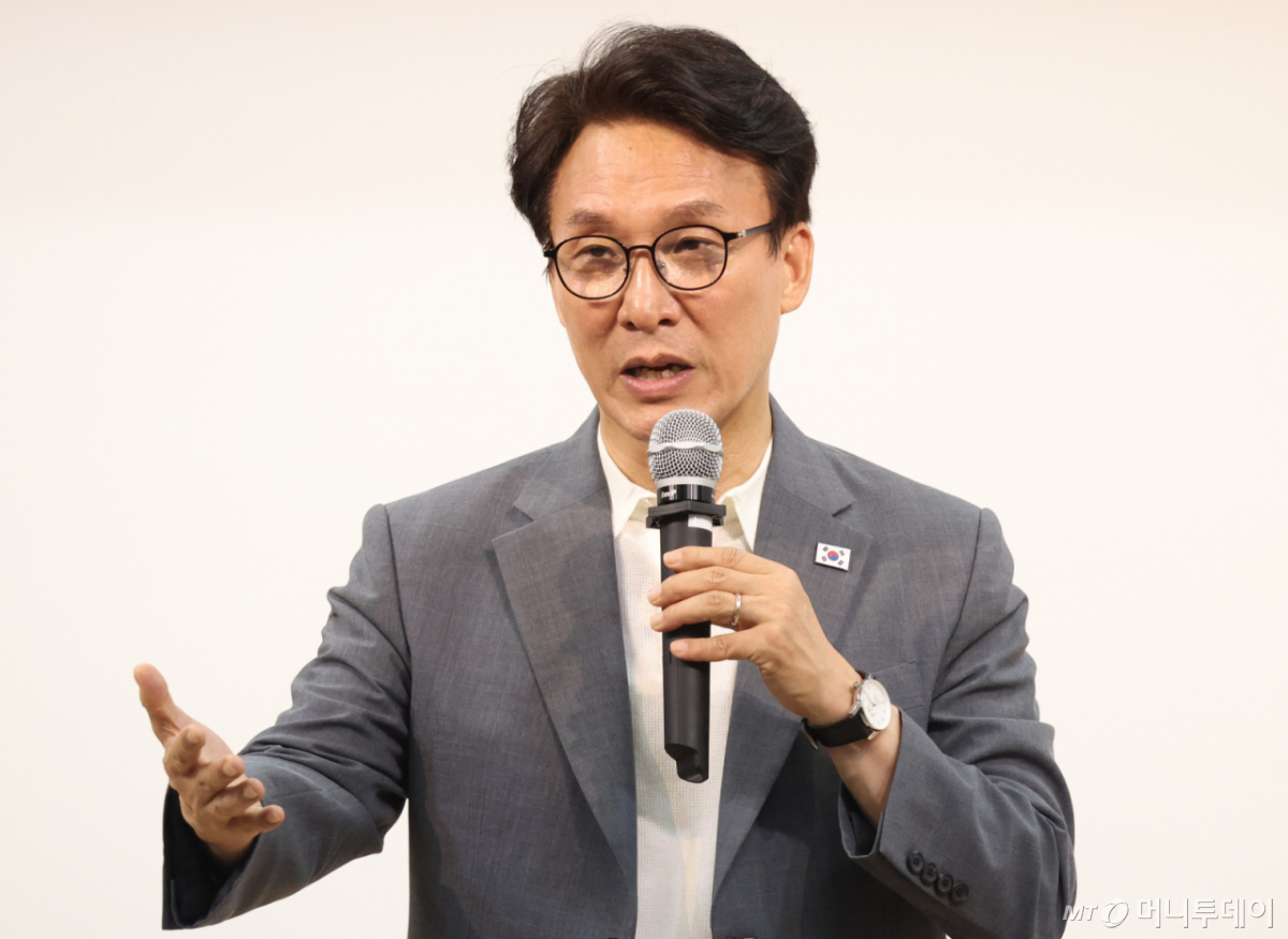김민석 더불어민주당 당대표 후보가 4일 전북 김제시 길보른종합사회복지관에서 열린 김제·부안 권리당원 강연회에서 발언을 하고 있다./사진=뉴스1