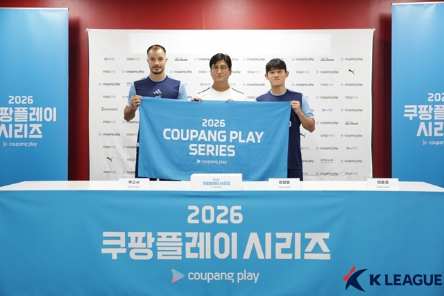 기념샷을 찍고 있는 무고사(왼쪽부터), 정정용 감독, 이동경.  /사진=한국프로축구연맹 제공