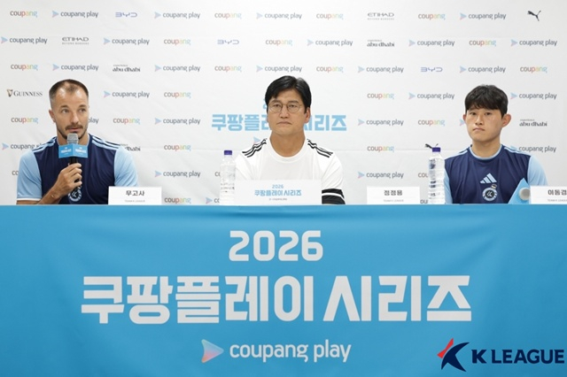 왼쪽부터 무고사, 정정용 감독, 이동경. /사진=한국프로축구연맹 제공