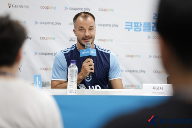 기자회견에서 질문에 답하는 무고사. /사진=한국프로축구연맹 제공