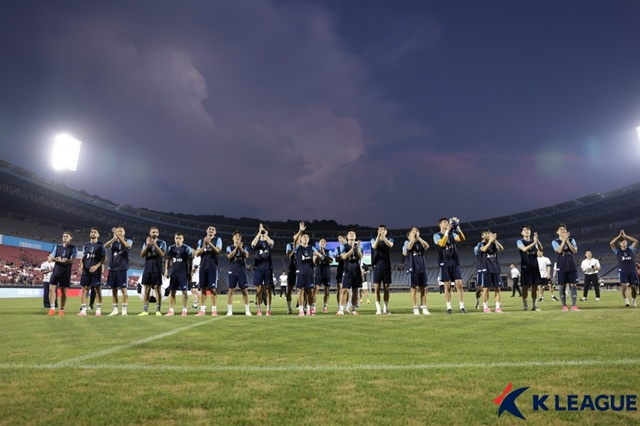 오픈 트레이닝에서 팬들에게 인사하는 팀 K리그 선수들. /사진=한국프로축구연맹 제공
