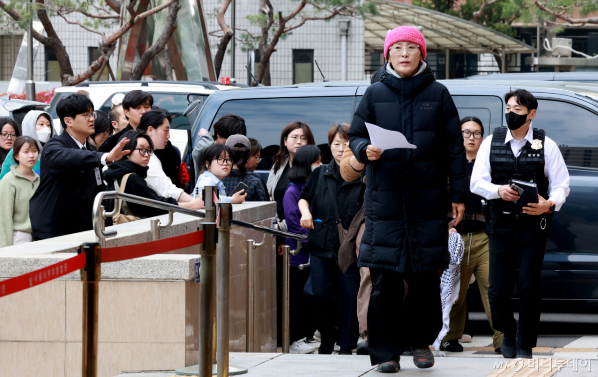 (서울=뉴스1) 이호윤 기자 = 서울시교육청 청사에서 고공농성을 벌이다 체포된 해임교사 지혜복씨가 17일 서울 마포구 서울서부지방법원으로 들어서고 있다. 2026.4.17/뉴스1 Copyright © 뉴스1. All rights reserved. 무단 전재 및 재배포, AI학습 이용 금지. /사진=(서울=뉴스1) 이호윤 기자
