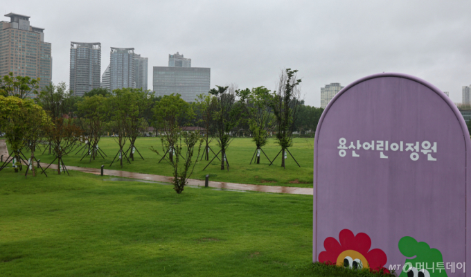 (서울=뉴스1) 김도우 기자 = 서울 여의도 면적의 10배에 달하는 군 보호구역이 해제되거나 완화된다. 국방부는 21일 국민의 권익 증진과 지역균형발전을 위해 약 2916만㎡ 규모의 군사시설보호구역 등을 해제·완화한다고 밝혔다. 제한보호구역이 해제되는 고성군·속초시·평택시·고양시·용산구 등 5곳(862.8만㎡), 통제보호구역에서 제한보호구역으로 완화되는 시흥시(1.7만㎡), 비행안전구역이 해제되는 서울 마포·은평구와 고양시·세종시 4곳(2천51.5만㎡) 등이다. 국방부 경계 외곽지역인 용산어린이정원에 설정된 제한보호구역(13.7만㎡)도 없어진다. 사진은 21일 서울 용산구 용산어린이정원 일대 모습. 2026.7.21/뉴스1 Copyright (C) 뉴스1. All rights reserved. 무단 전재 및 재배포, AI학습 이용 금지. /사진=(서울=뉴스1) 김도우 기자
