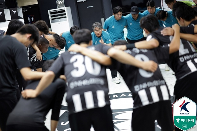 선수들을 지도하는 전경준 감독(가운데). /사진=한국프로축구연맹 제공