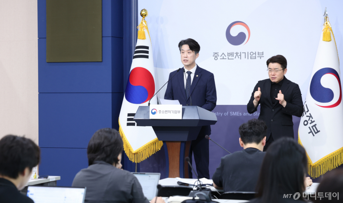 중소벤처기업부 장관 직무대행인 노용석 1차관이 31일 오전 서울 종로구 정부서울청사 별관에서 '모두의 창업' 프로젝트 정보유출 결과 및 향후 계획을 발표하고 있다. /사진=뉴시스