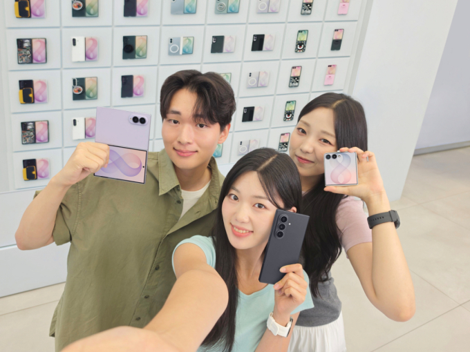 삼성전자 모델이 역대 갤럭시 스마트폰 최다 판매 신기록을 세운 '갤럭시 Z 폴드8 울트라·폴드8·플립8'을 소개하고 있다./사진 제공=삼성전자