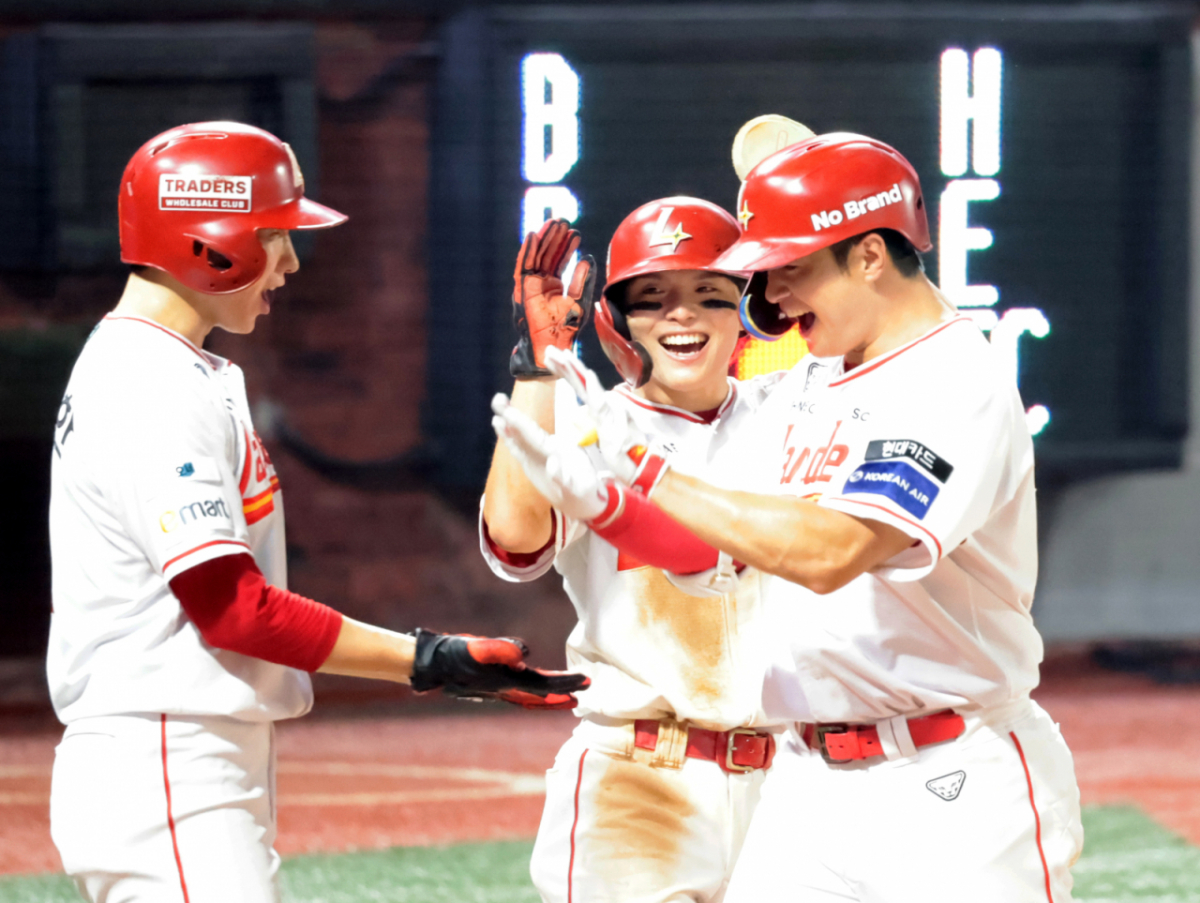 SSG 랜더스 김재환(오른쪽)이 4일 인천 SSG랜더스필드에서 열린 LG 트윈스와 2026 신한 SOL KBO리그 홈경기 7회말 2사 1,2루에서 우월 3점 홈런을 터트린 후 동료들의 환영 속에 홈을 밟고 있다. /사진=강영조 선임기자