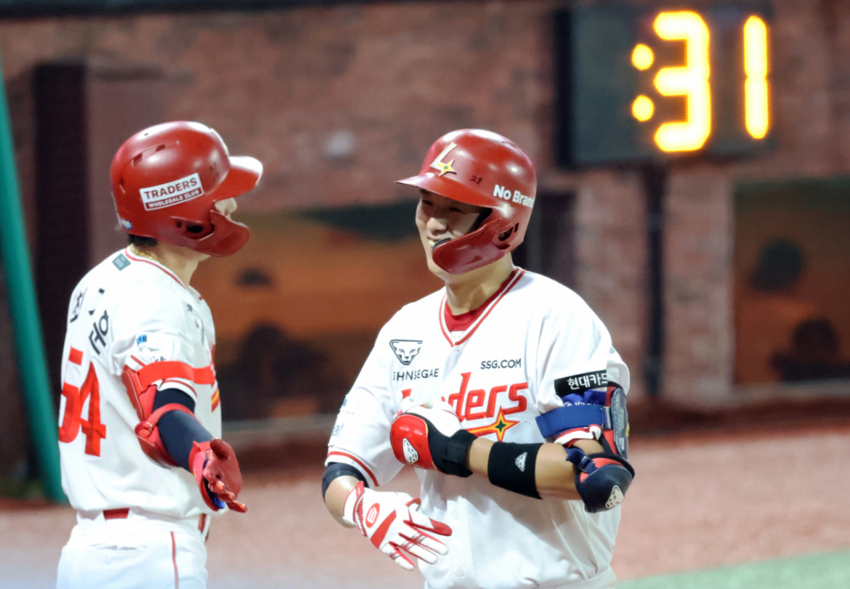 SSG 랜더스 조형우(오른쪽)가 4일 인천 SSG랜더스필드에서 열린 LG 트윈스와 2026 신한 SOL KBO리그 홈경기 7회말 스리런 홈런을 날린 뒤 최지훈과 하이파이브를 하며 홈을 밟고 있다. /사진=강영조 선임기자 /사진=강영조 cameratalks@