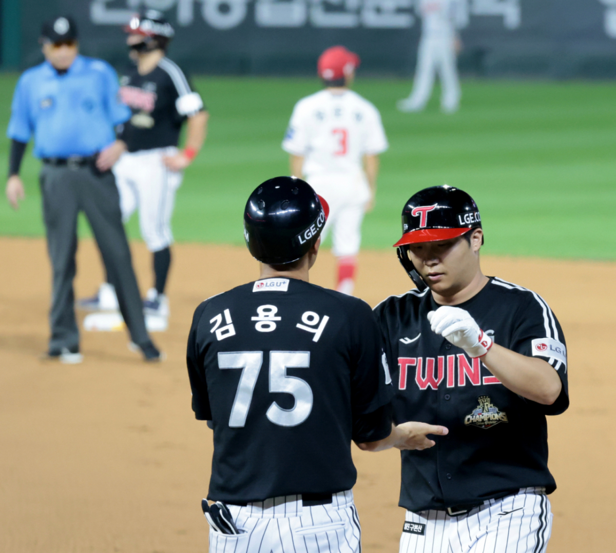 LG 트윈스 문보경(오른쪽)이 4일 인천 SSG랜더스필드에서 열린 SSG 랜더스와 2026 신한 SOL KBO리그 방문경기에서 8회초 대타로 출전해 2타점 적시타를 날리고 김용의 코치와 하이파이브를 하고 있다. /사진=강영조 선임기자 /사진=강영조 cameratalks@