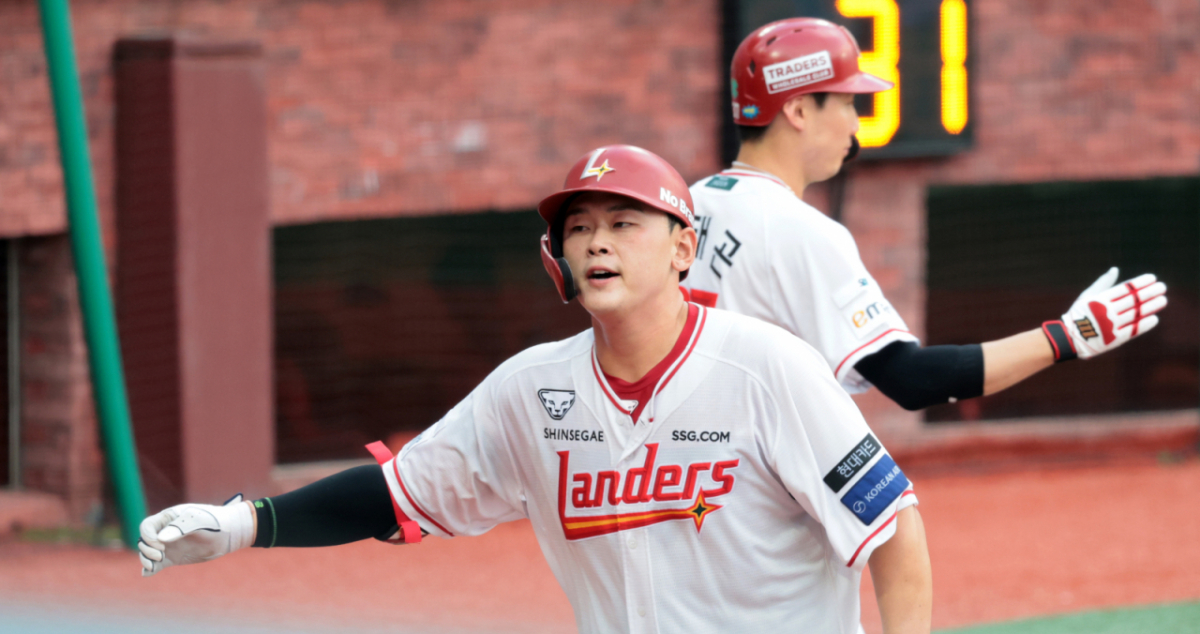 SSG 랜더스 전의산(왼쪽)이 4일 인천 SSG랜더스필드에서 열린 LG 트윈스와 2026 신한 SOL KBO리그 홈경기 1회말 라클란 웰스에게 투런 홈런을 터트린 뒤 홈으로 돌아오고 있다. /사진=강영조 선임기자 /사진=강영조 선임기