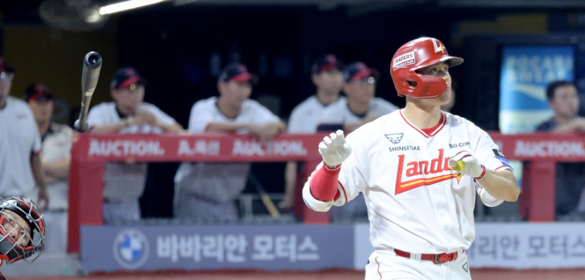SSG 랜더스 김재환이 4일 인천 SSG랜더스필드에서 열린 LG 트윈스와 2026 신한 SOL KBO리그 홈경기 7회말 2사 1,2루에서 우월 3점 홈런을 터트린 후 배트를 내던지고 있다. /사진=강영조 선임기자