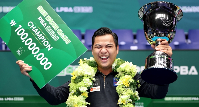 T.응우옌이 3일 경기도 고양시 '고양 킨텍스 PBA 스타디움'에서 열린 프로당구 2026-2027시즌 3차 투어 '친환경 건축자재 에스와이 PBA-LPBA 챔피언십' PBA 결승에서 우승을 차지하고 상금 1억원과 트로피를 들고 기뻐하고 있다. /사진=PBA 투어 제공