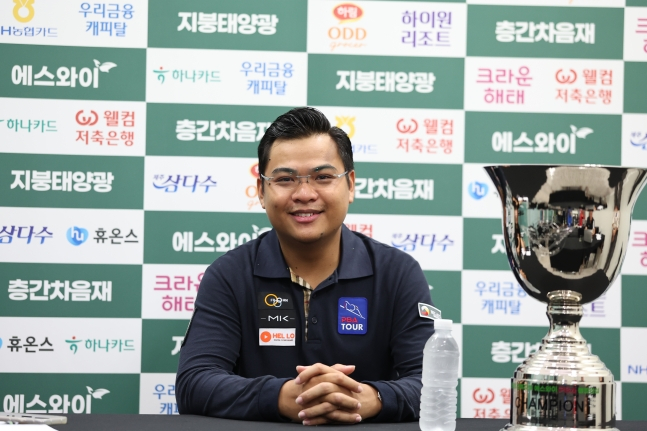 T.응우옌이 3일 경기도 고양시 '고양 킨텍스 PBA 스타디움'에서 열린 프로당구 2026-2027시즌 3차 투어 '친환경 건축자재 에스와이 PBA-LPBA 챔피언십' PBA 결승에서 우승을 차지한 뒤 우승자 기자회견에 나서고 있다. /사진=PBA 투어 제공