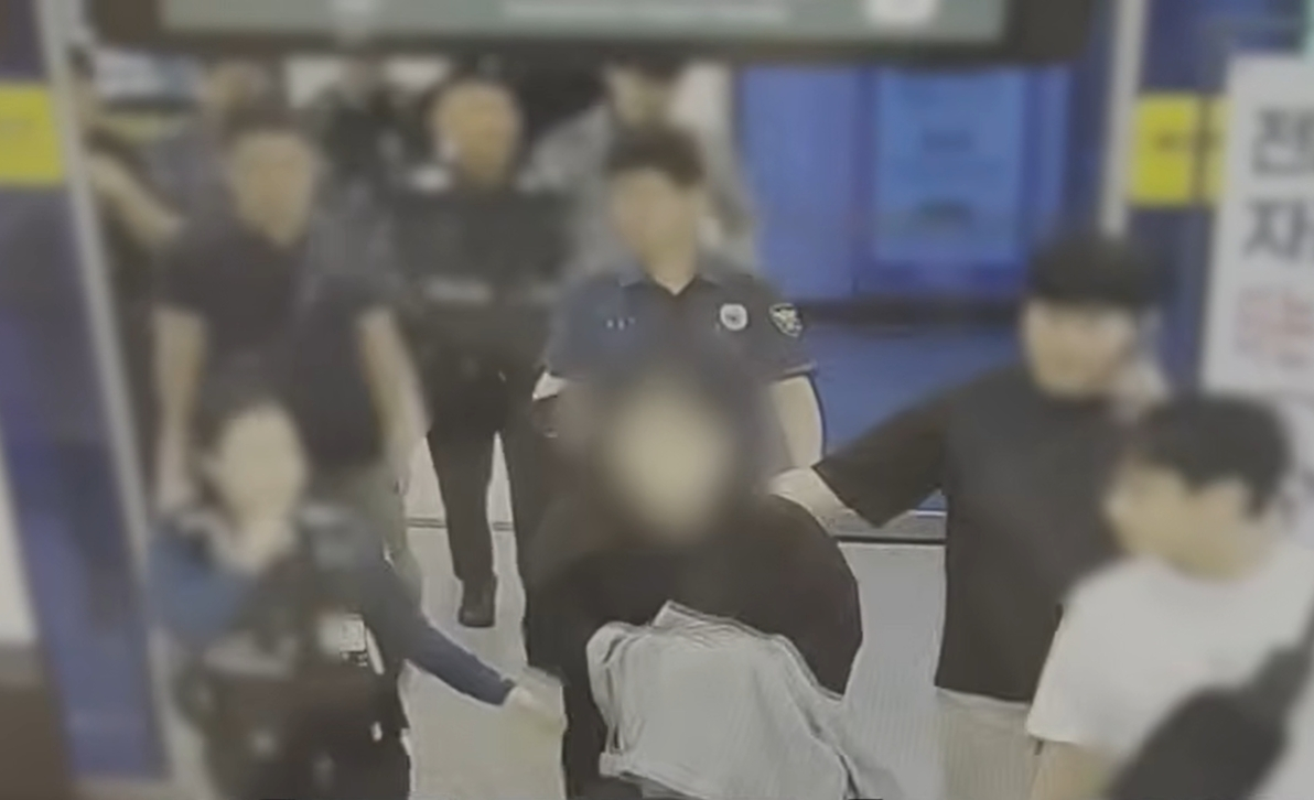 경찰에 붙잡힌 보이스피싱 조직원/사진=경찰청 제공