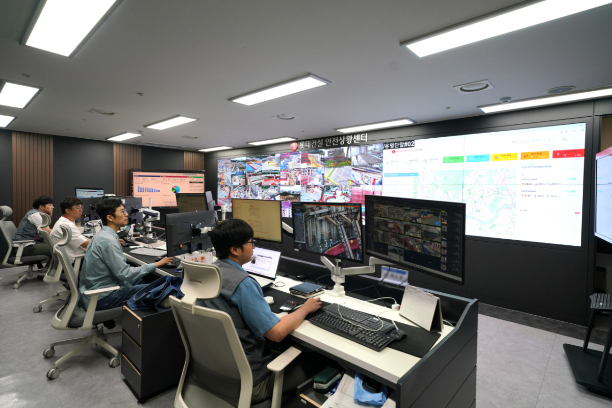 롯데건설 본사 안전관리자들이 안전상황센터에서 전국 현장의 IoT 온∙습도계 가동상태와 실시간 체감온도를 모니터 링하고 있다/사진제공=롯데건설