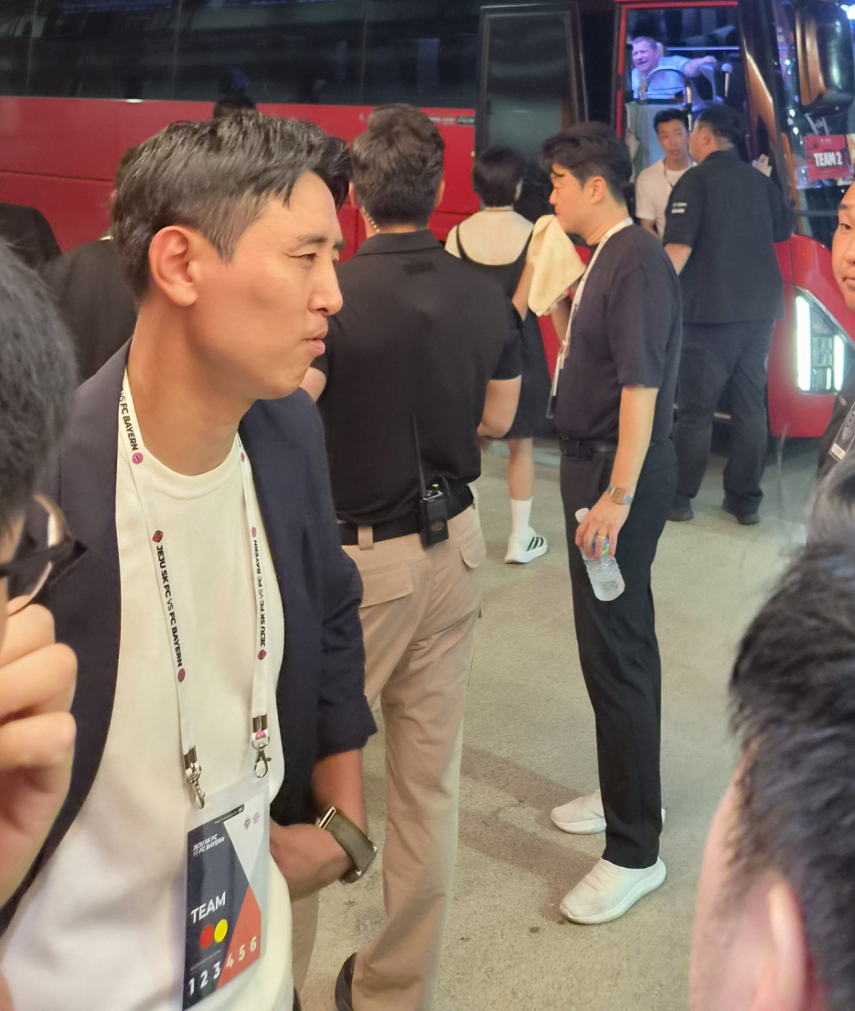 구자철 제주SK 유스 어드바이저가 김민재 인터뷰 건과 관련해 취재진과 이야기를 나누며 아쉬워하고 있다. /사진=박재호 기자
