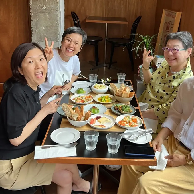 가수 양희은이 생일을 맞아 남편과 함께 개그우먼 이성미, 박미선을 만났다고 밝혔다. /사진=양희은 인스타그램