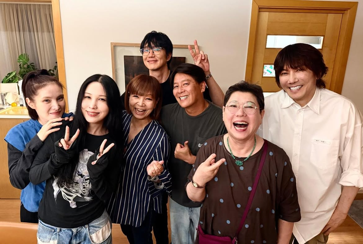 가수 양희은이 후배 성시경, 그룹 쿨 이재훈, 김장훈, 권진아, 거미, 원미경과 함께 성시경 집에서 식사를 했다고 밝혔다. /사진=양희은 인스타그램