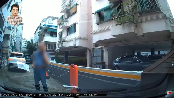 빌라 진입로 한가운데에 상대방 차량이 도로를 가로막고 있어 뒤따라 들어오던 차들이 통행하지 못하고 갇히게 됐다. /사진=유튜브 한문철TV 캡처