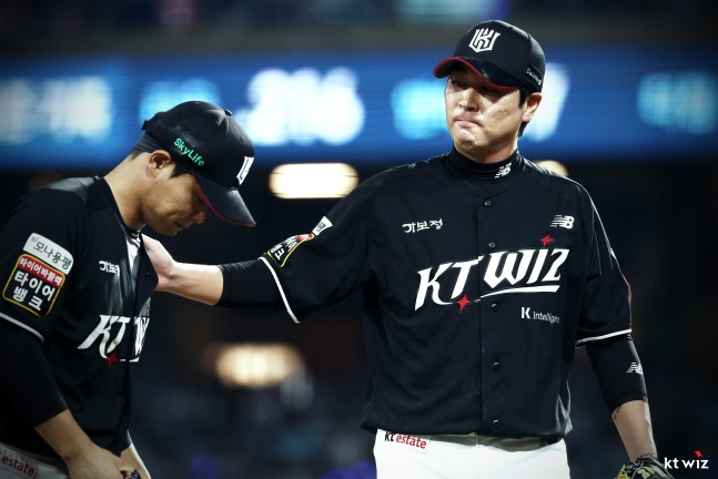 KT 우규민(오른쪽). /사진=KT 위즈 제공