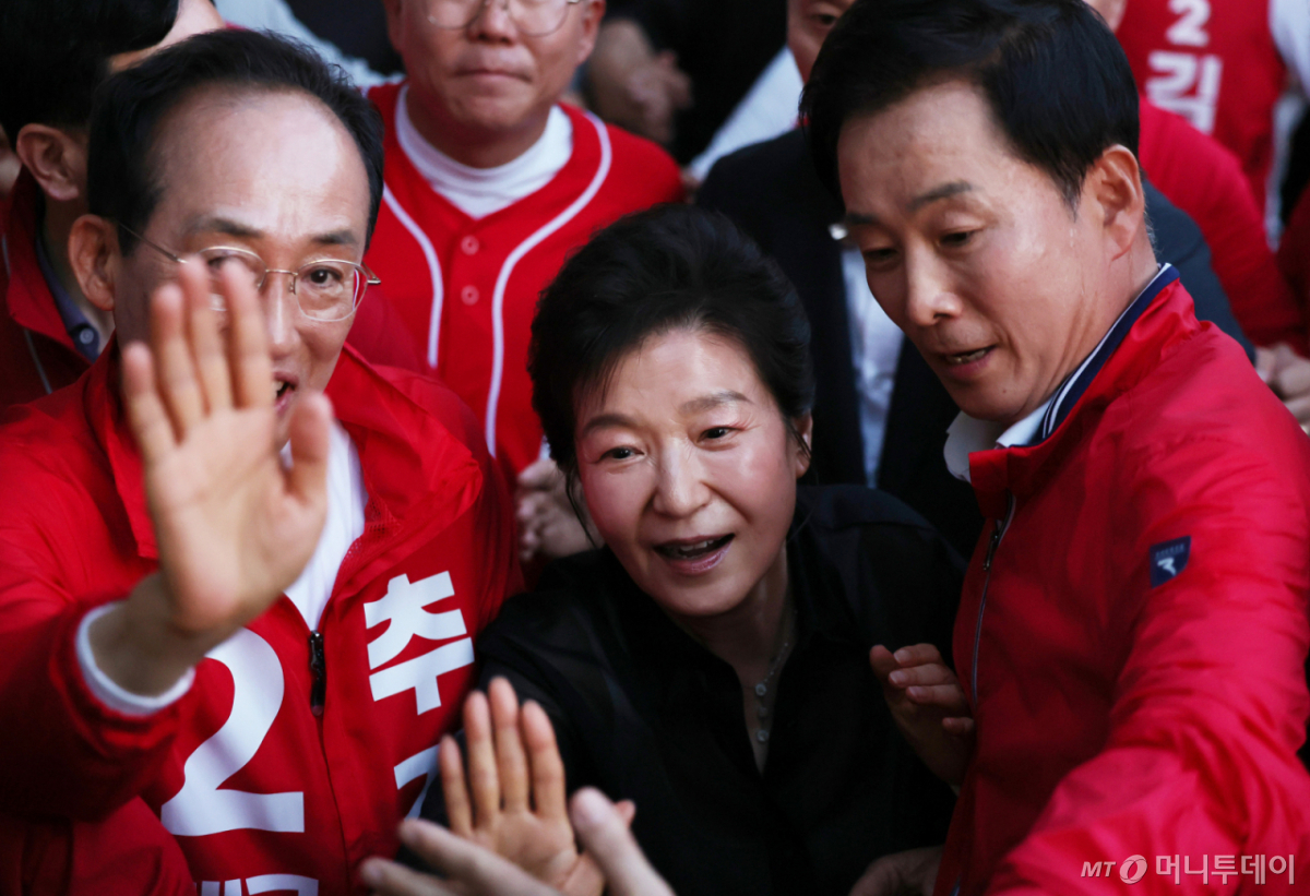 (대구=뉴스1) 공정식 기자 = 박근혜 전 대통령이 31일 오후 추경호 국민의힘 대구시장 후보, 유영하 국민의힘 의원과 함께 대구 수성못을 찾아 시민과 인사 나누고 있다. 2026.5.31/뉴스1 Copyright © 뉴스1. All rights reserved. 무단 전재 및 재배포, AI학습 이용 금지. /사진=(대구=뉴스1) 공정식 기자