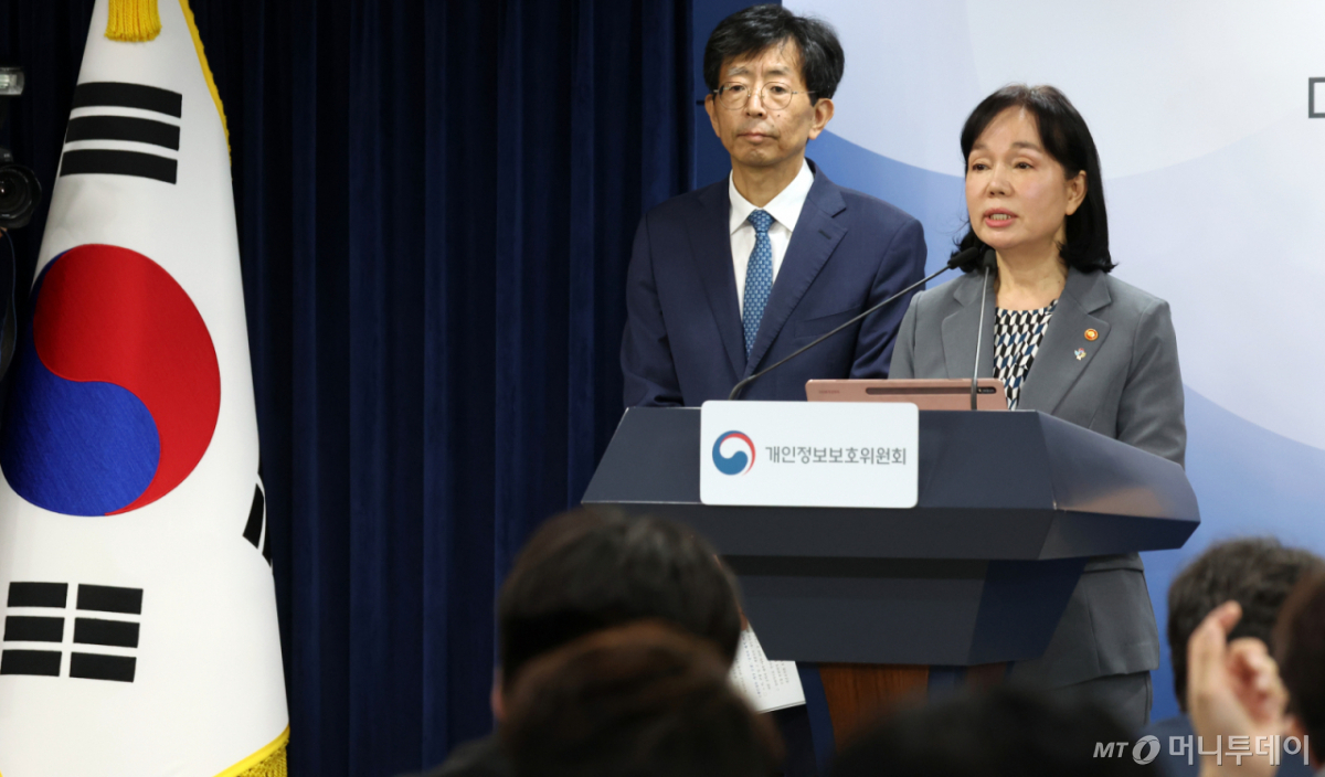 (서울=뉴스1) 김명섭 기자 = 송경희 개인정보보호위원회 위원장이 11일 서울 종로구 세종대로 정부서울청사에서 쿠팡 및 계열사의 개인정보 유출 및 침해 제재처부 의결 발표를 하고 있다. 위원회는 쿠팡에 총과징금 6,246억 8,100만 원, 과태료 1,680만 원을 부과하고, 쿠팡 플필먼트 서비스의 개인정보처리 위반 등에 대해서는 과징금 2억 4,800만 원 부과 의결했다. 2026.6.11/뉴스1 Copyright © 뉴스1. All rights reserved. 무단 전재 및 재배포, AI학습 이용 금지. /사진=(서울=뉴스1) 김명섭 기자