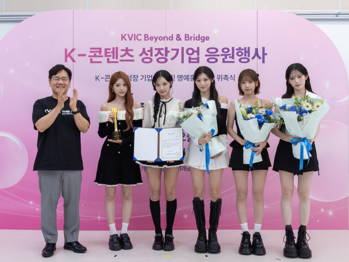 지난 3일 서울 강남구 더뮤즈엔터테인먼트 사옥에서 열린 리센느 한국벤처투자 명예홍보대사 위촉식. (왼쪽부터)이대희 한국벤처투자 대표, 원이, 미나미, 제나, 메이, 리브. /사진=한국벤처투자