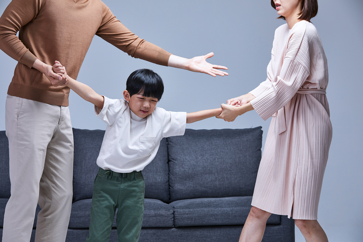 폭력적인 아내와 이혼한 남편이 자녀의 친권을 따냈음에도 아들을 돌려받지 못하고 있다며 법률상담을 부탁했다. /사진=게티이미지뱅크