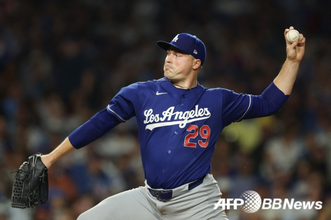 LA 다저스 타릭 스쿠발이 5일(한국시간) 미국 일리노이주 시카고에 위치한 리글리 필드서 열린 2026 MLB 정규시즌 시카고 컵스와 방문 경기에서 역투하고 있다. /AFPBBNews=뉴스1