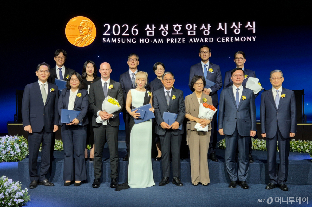 (서울=뉴스1) = 이재용 삼성전자 회장, 김황식 호암재단 이사장이 삼성호암상 수상자를 비롯한 참석자들과 1일 서울신라호텔 다이너스티홀에서 열린 ‘2026 삼성호암상 시상식’에서 기념 촬영을 하고 있다. (앞줄 왼쪽부터) 이 회장, 의학상 에바 호프만 코펜하겐대 교수 부부, 예술상 조수미 성악가, 공학상 김범만 포스텍 명예교수 부부, 유홍림 서울대 총장, 김황식 호암재단 이사장, (뒷줄 왼쪽부터) 과학상 물리·수학부문 오성진 UC버클리 교수 부부, 사회봉사상 오동찬 국립소록도병원 의료부장 부부, 과학상 화학·생명과학부문 윤태식 위스콘신대 매디슨 교수 부부. (호암재단 제공. 재판매 및 DB금지) 2026.6.1/뉴스1 Copyright © 뉴스1. All rights reserved. 무단 전재 및 재배포, AI학습 이용 금지. /사진=(서울=뉴스1)