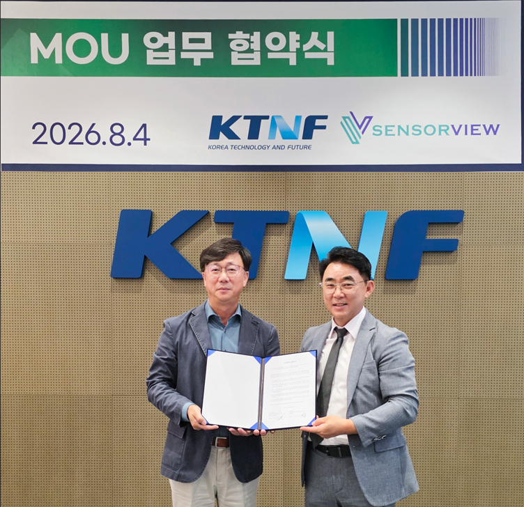 (왼쪽부터) KTNF 이중연 대표와 센서뷰 김병남 대표가 AI 데이터센터 시장 공동 대응을 위한 전략적 업무협약 체결 이후 기념촬영을 하고 있다. /사진제공=센서뷰