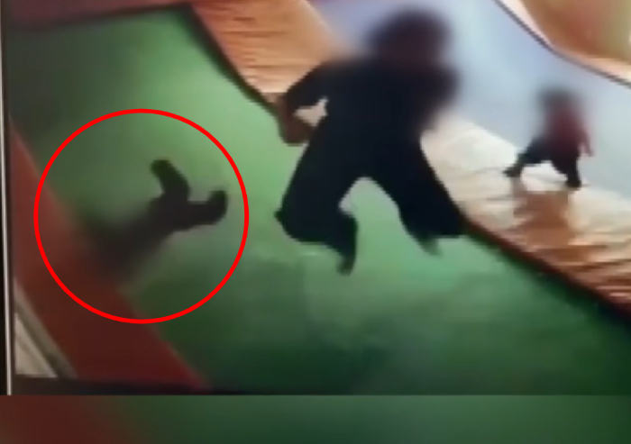 어린이집 교사와 함께 키즈카페 트램펄린을 이용하던 35개월 유아가 무릎 골절상을 입는 사고가 발생했다. 해당 트램펄린은 성인 출입이 금지된 기구인 것으로 파악됐다./사진=JTBC '사건반장'
