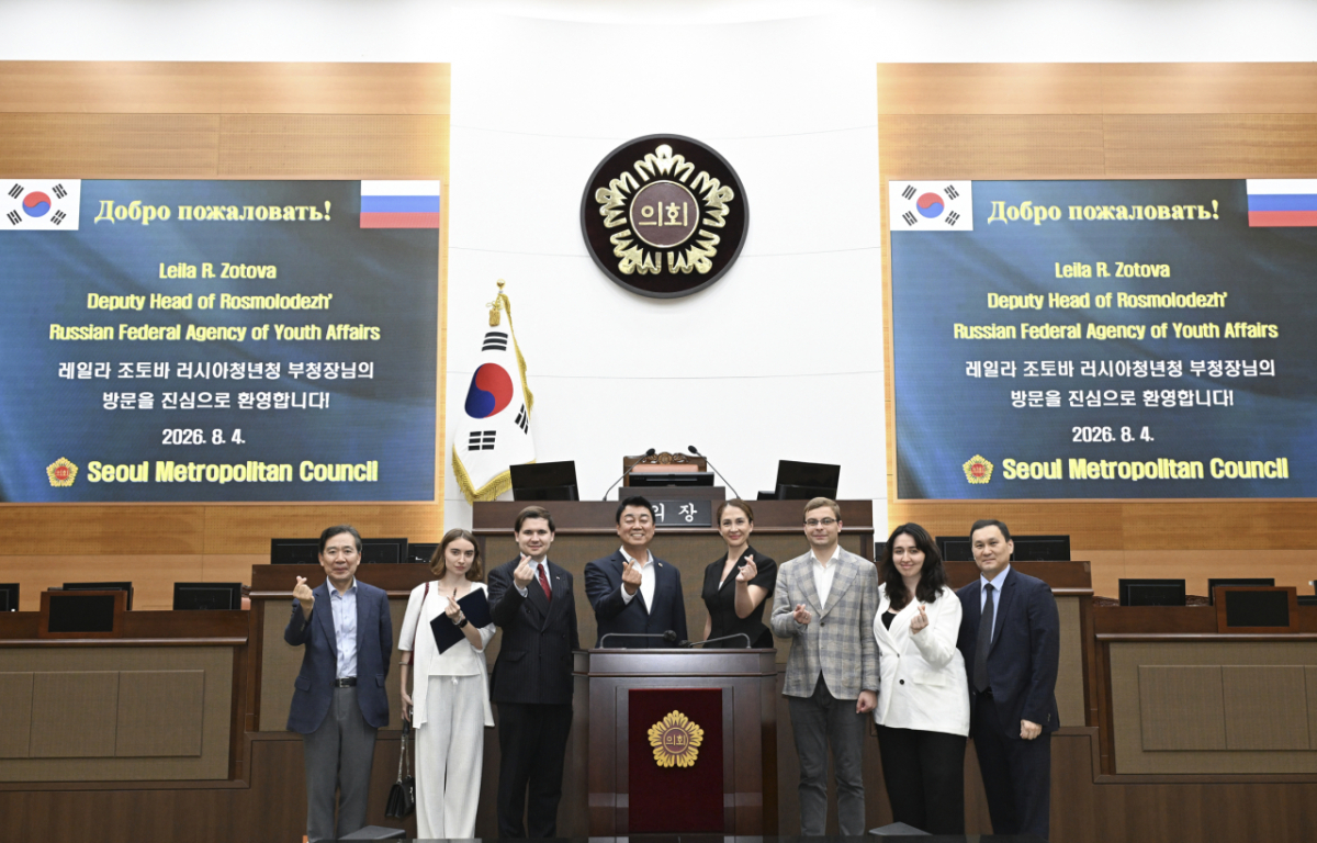 성흠제 서울시의회 부의장(좌측 4번째)과 레일라 조토바 러시아 청년청 부청장(우측 4번째) 및 대표단이 본회의장 참관을 하고 있다. /사진제공=서울시의회