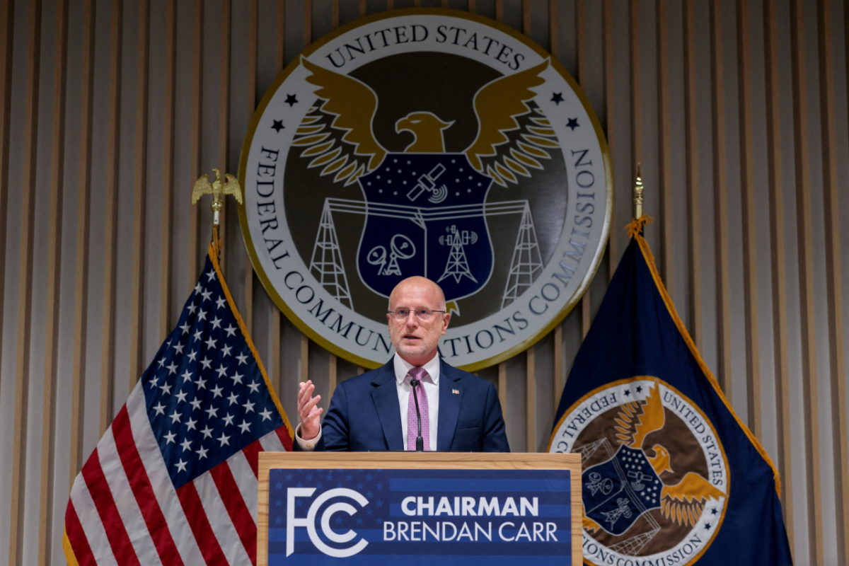 브렌던 카 미국 연방통신위원회(FCC) 위원장이 지난달 22일 미국 워싱턴DC 공개회의 후 기자회견 중인 모습./로이터=뉴스1