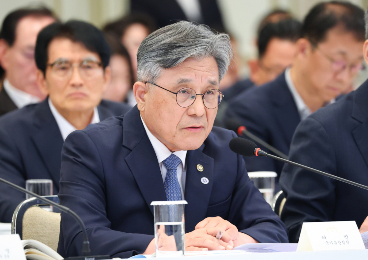 허민 국가유산청장이 5일 청와대 영빈관에서 열린 교육부, 국가교육위원회, 문화체육관광부, 국가유산청 2차 업무보고에서 업무보고를 하고 있다. (청와대통신사진기자단) / 사진 = 뉴스1