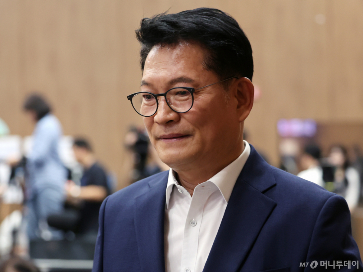 (서울=뉴스1) 황기선 기자 = 송영길 더불어민주당 당대표 후보가 5일 오전 서울 여의도 국회 소통관에서 조희대 대법원장 탄핵 추진 기자회견을 위해 이동하고 있다. 2026.8.5/뉴스1 Copyright © 뉴스1. All rights reserved. 무단 전재 및 재배포, AI학습 이용 금지. /사진=(서울=뉴스1) 황기선 기자