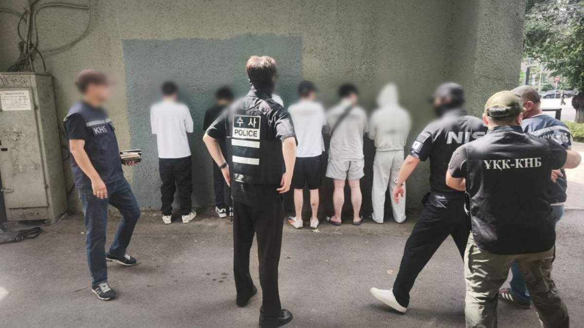 '초국가범죄 특별대응 태스크포스(TF)'는 지난달 23일 카자흐스탄 당국과 함께 알마티에 있는 스캠범죄 사무실과 조직원 은신처를 급습해 한국인 조직원 14명을 검거했다고 밝혔다. 사진은 피의자 검거 이후 신원확인 등을 하는 모습./사진제공=경찰청