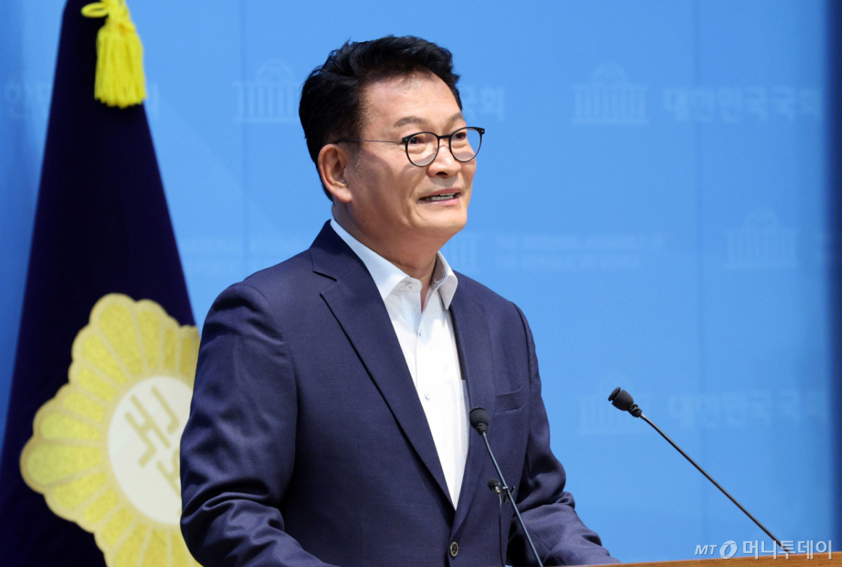 송영길 더불어민주당 당대표 후보가 5일 서울 여의도 국회 소통관에서 조희대 대법원장 탄핵 추진 기자회견을 하고 있다./사진=뉴시스