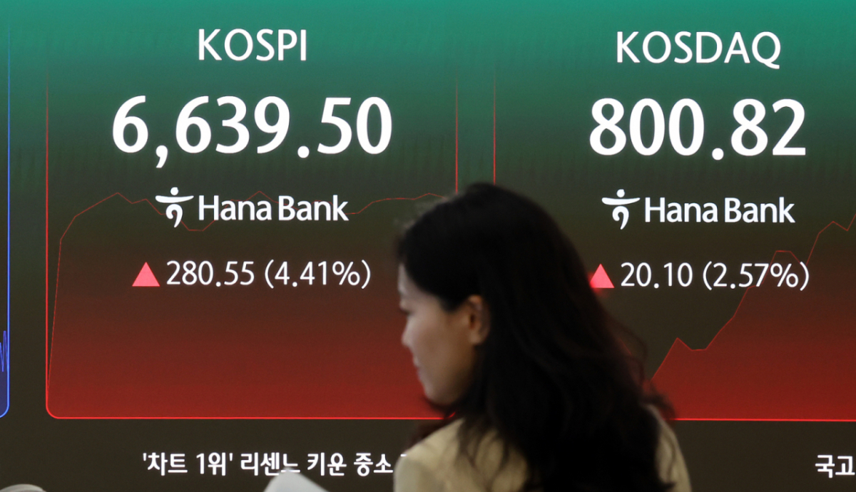 코스피가 급등하며 매수 사이드카가 발동된 5일 오전 서울 중구 하나은행 딜링룸 전광판에 코스피 등 시황이 표시되고 있다. 이날 코스피는 삼성전자와 SK하이닉스가 각각 4.58%, 7.36% 급등한 25만1000원, 169만3000원 선으로 올라서면서 올해 45번째 매수 사이드카가 발동됐다. 2026.8.5/뉴스1