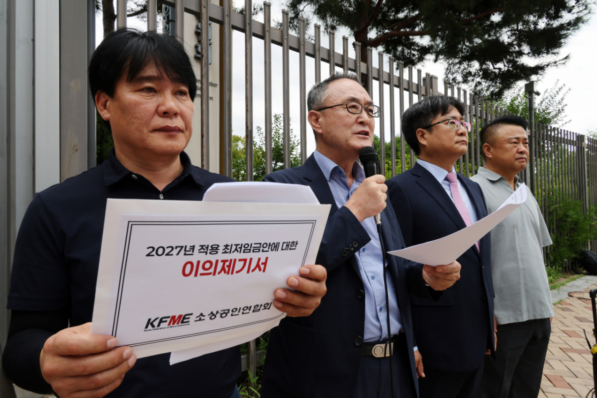 송치영(왼쪽 두번째) 소상공인연합회장을 비롯한 회원들이 27일 오전 세종시 정부세종청사 고용노동부 앞에서 최저임금 이의제기 입장 발표 기자회견을 하고 있다. 2026.07.27. dahora83@newsis.com /사진=뉴시스