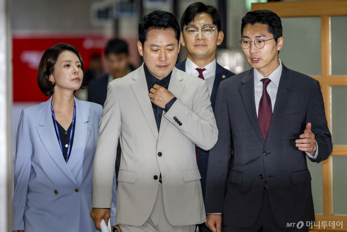[서울=뉴시스] 정병혁 기자 = 장동혁 국민의힘 대표가 4일 서울 여의도 국회에서 현안관련 기자회견을 하기위해 이동하고 있다. 2026.08.04. jhope@newsis.com /사진=정병혁