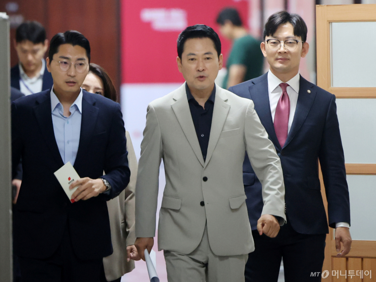 (서울=뉴스1) 황기선 기자 = 장동혁 국민의힘 대표가 5일 오후 서울 여의도 국회에서 단일종목 레버리지 상장지수펀드(ETF) 등 현안 관련 기자회견을 위해 발걸음을 옮기고 있다. 2026.8.5/뉴스1 Copyright © 뉴스1. All rights reserved. 무단 전재 및 재배포, AI학습 이용 금지. /사진=(서울=뉴스1) 황기선 기자