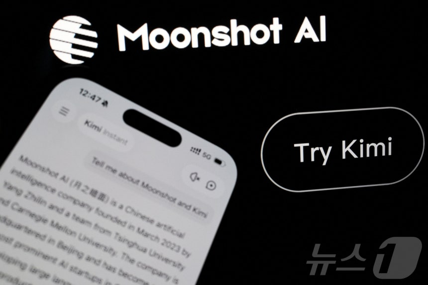 중국 인공지능(AI) 기업인 '문샷AI' 로고와 문샷AI가 개발한 AI 모델 키미 일러스트. 2026.07.24 ⓒ 로이터=뉴스1
