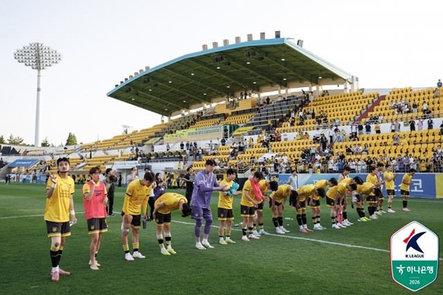 팬들에게 인사하는 전남 드래곤즈 선수단. /사진=한국프로축구연맹 제공